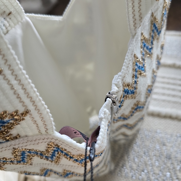 🌷NWT - Metallic print crop top - Picture 7 of 9